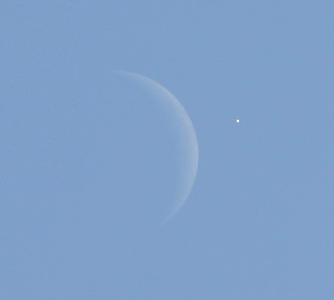 Moon and Venus in daylight via Martin Powell at nakedeyeplanets.com