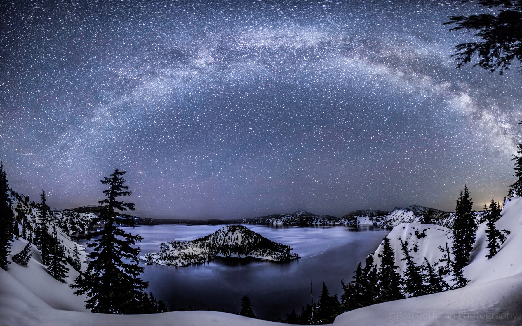Звёздное небо и космос в картинках - Страница 28 Milky_Way_Crater_Lake_4-20-2013_Lyrids_Ben_Coffman_Photogrpahy