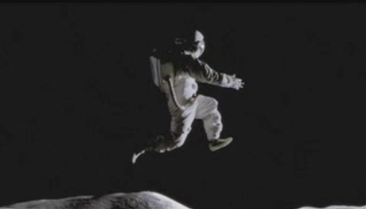 Esta não é uma fotografia real.  É de um comercial de televisão para calçados Nike, chamada "Lua Jump." A idéia da gravidade zero na Lua é ...  bem ...  igualmente imaginário.  Leia mais sobre esta imagem aqui.