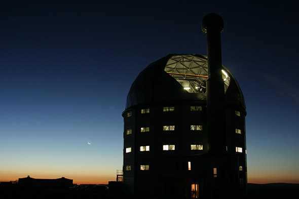 O Grande Telescópio Sul Africano (SALT) é o maior telescópio óptico único no hemisfério sul e está entre os maiores do mundo.  Como Dartmouth é um parceiro em SALT, professores e alunos têm acesso ao telescópio.  Crédito da foto: Janus Brink, Large Telescope do Sul Africano)