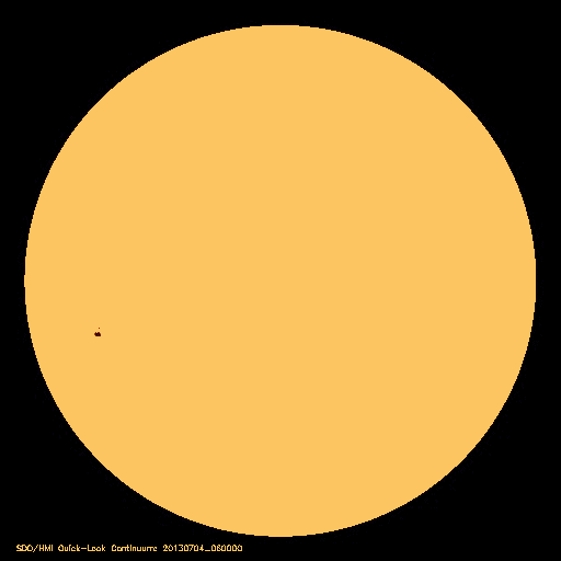 Em menos de um dia, uma grande mancha solar AR1785 alongado por cerca de 25.000 milhas (40,000 km).  Agora é mais de 11 vezes mais larga que a Terra.  Animação via Dynamics Observatory da NASA Solar.