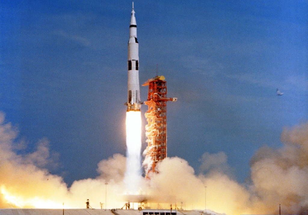 Apollo 11, que levou os primeiros astronautas a pisar na lua, lançada por um foguete Saturno V. Foto: NASA.