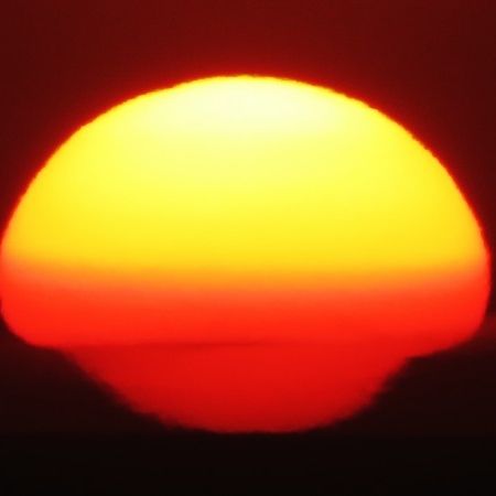 Flattened sunset on January 17, 2015 by Helio de Carvalho Vital.