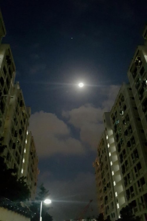 The moon and Jupiter are so bright that they could be seen from inside large cities.  Here they are over Singapore on the morning of January 27, 2016. Photo by A. Kannan.
