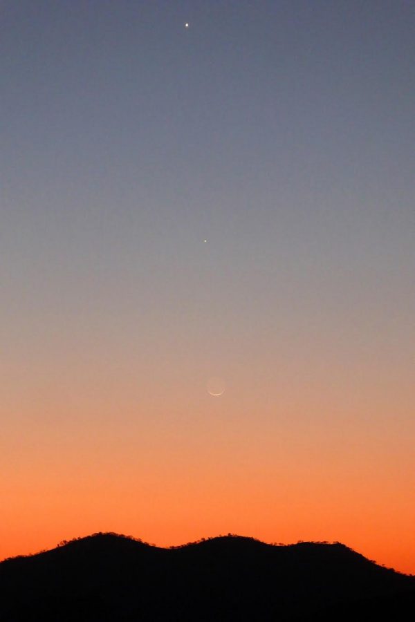 Peter Lowenstein en Mutare, Zimbabwe tomó esta foto - y la de abajo.  Estas dos fotos muestran el movimiento de la luna con respecto a los planetas de la tarde.  Júpiter es el más débil, bajo en el cielo.  Venus está más arriba y más brillante.  La luna se mueve hacia el este en el cielo de la Tierra, por lo que pasaron a Júpiter, el 2 de septiembre y el 3 de septiembre de Venus.