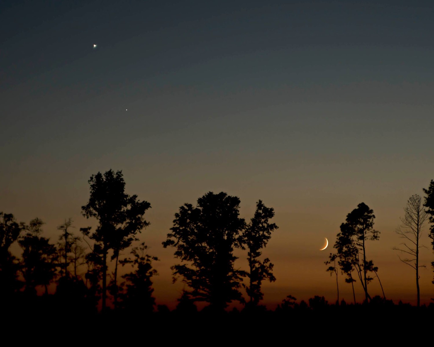 View larger. | Moon and Venus on September 7, as captured by EarthSky Facebook friend Ken Christison in North Carolina.  Thank you, Ken!  On Sunday evening - September 8 - the moon will appear much closer to Venus.  The Americas, in particular, will get a dramatically close view of the pair.