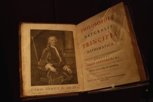Kis nyitott könyv, bal oldali Newton-portréval, a jobb oldalon piros és fekete címmel.