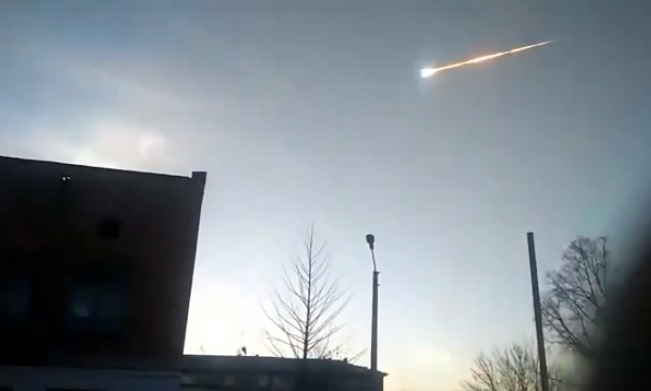 Another asteroid disintegrates over Russia Meteor-over-Russia-04-15-2019-Video-Capture