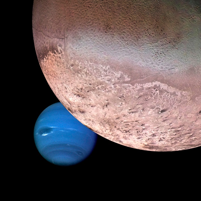 Pianeta fasciato blu con grande, stranamente strutturata luna in primo piano, su sfondo nero.